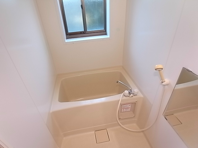 窓が大きく換気しやすそうなお風呂。