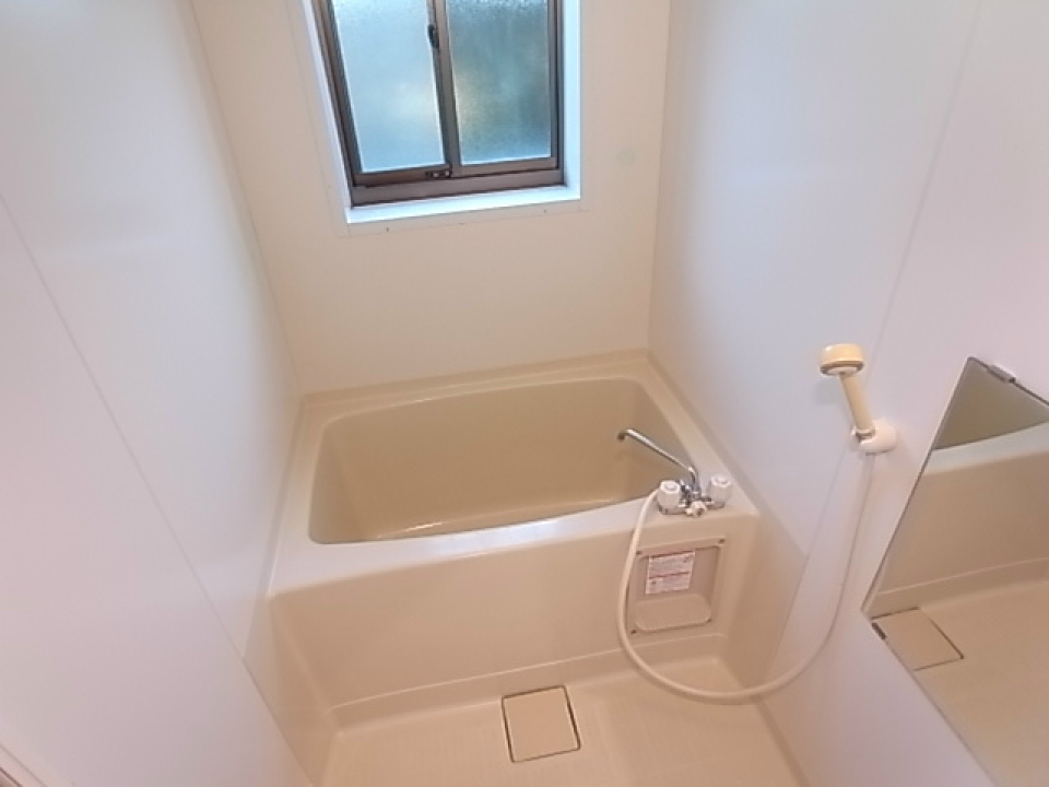 窓が大きく換気しやすそうなお風呂。