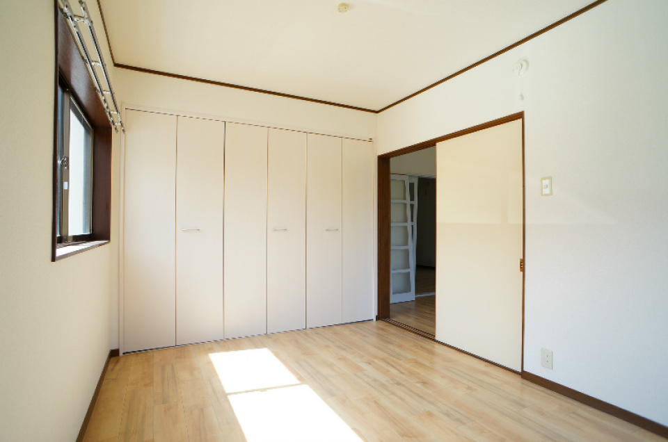 角部屋なので二面採光で明るい。
