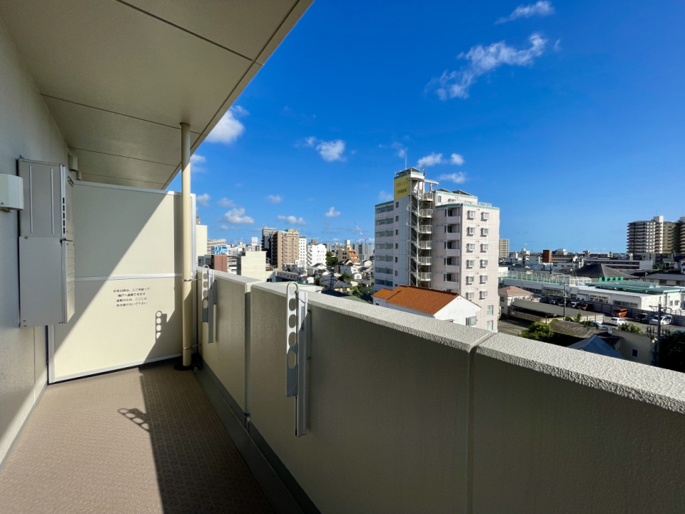６階のバルコニーからの眺め。陽当たりばっちりです！