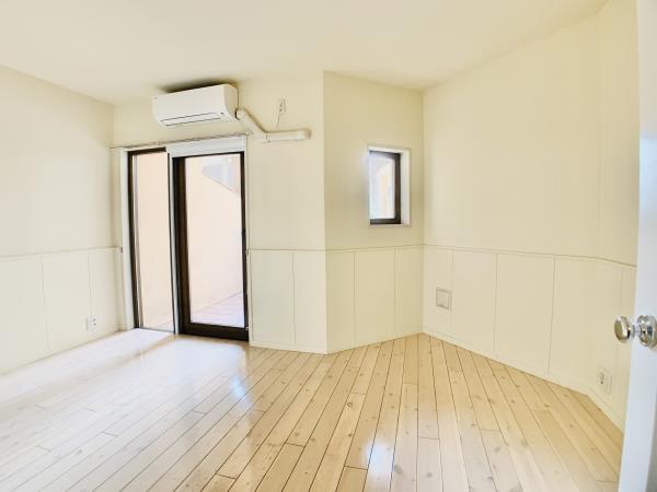 ちょっとした壁にも小窓があります。