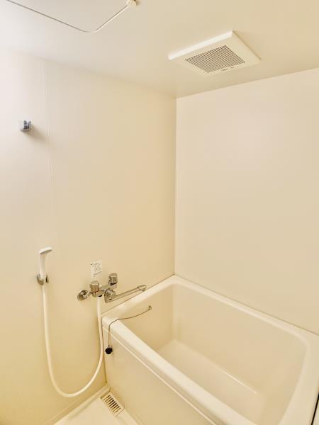 お風呂もシンプルですが、ゆったり浸かれそうです。