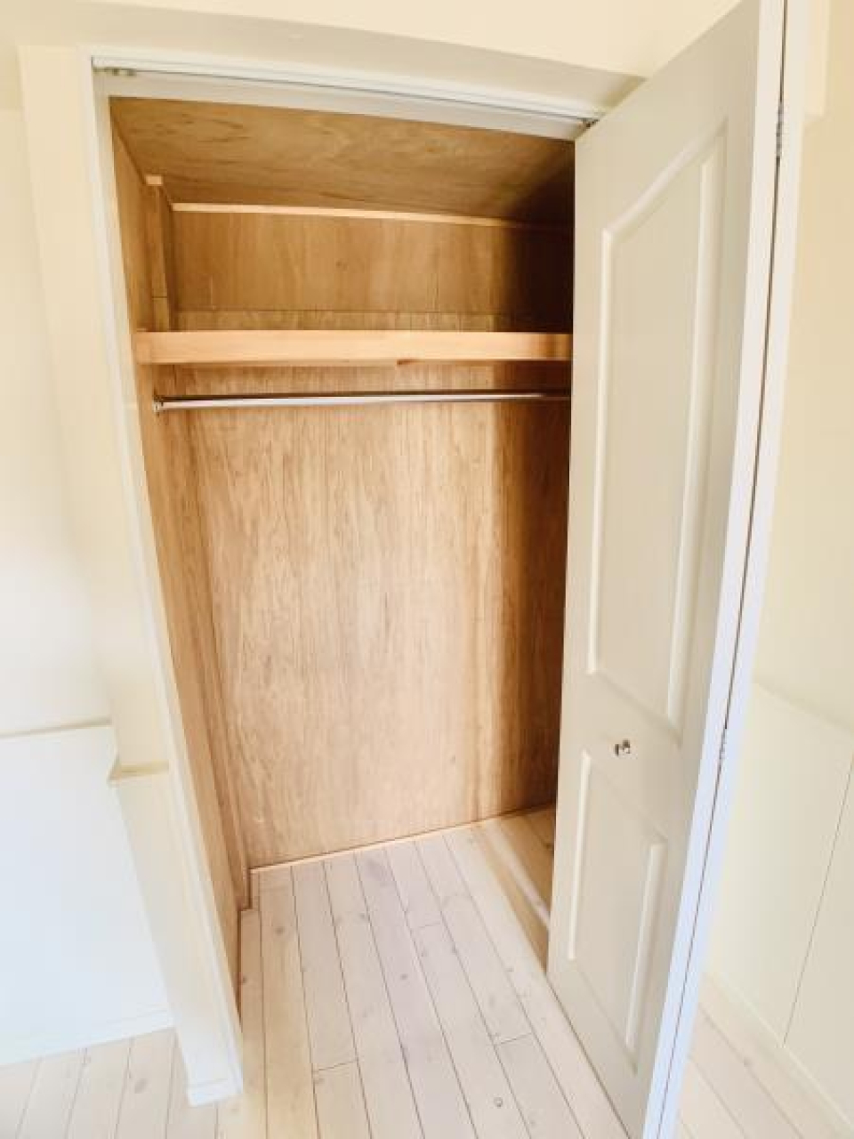 中は上に棚があるタイプのハンガーポールです。