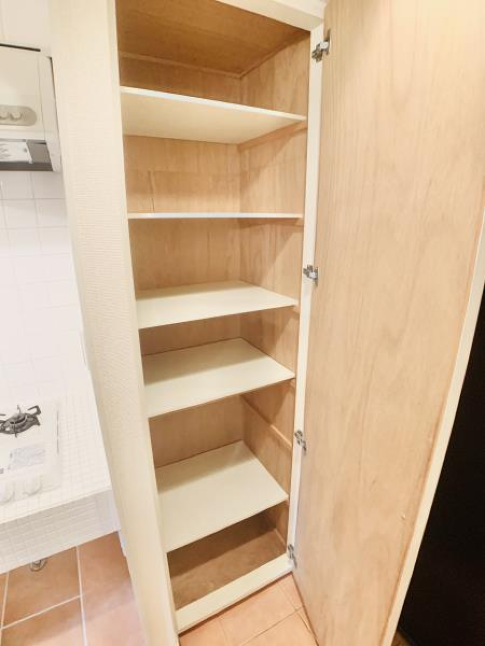 玄関のキッチン横には棚板付きの収納が。
