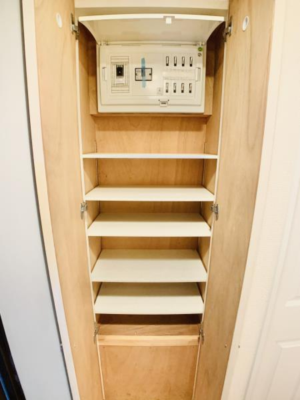 玄関横の収納、こちらは靴箱によさそうです。