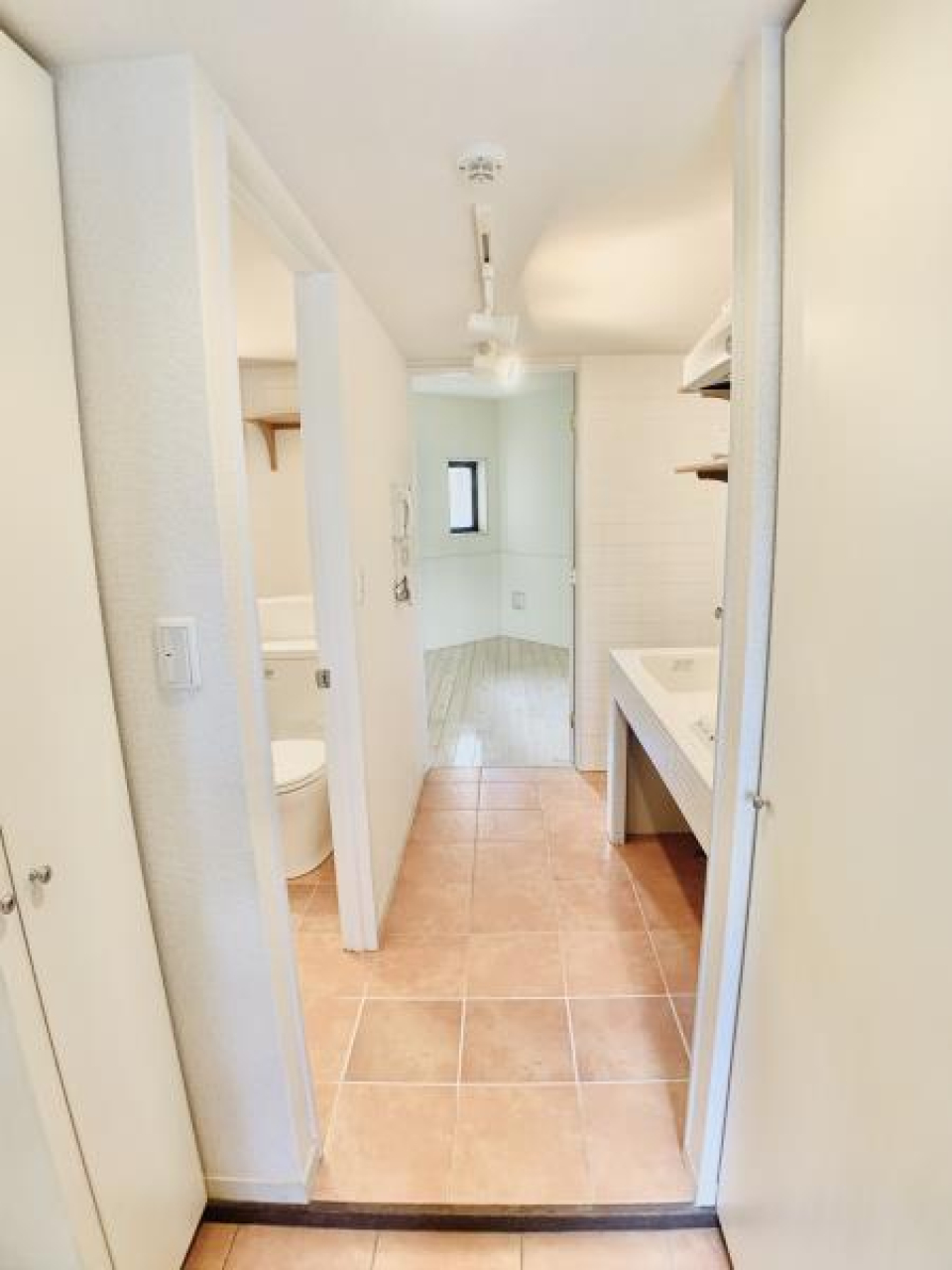 居室とキッチン側で床が違うのも素敵ですね。