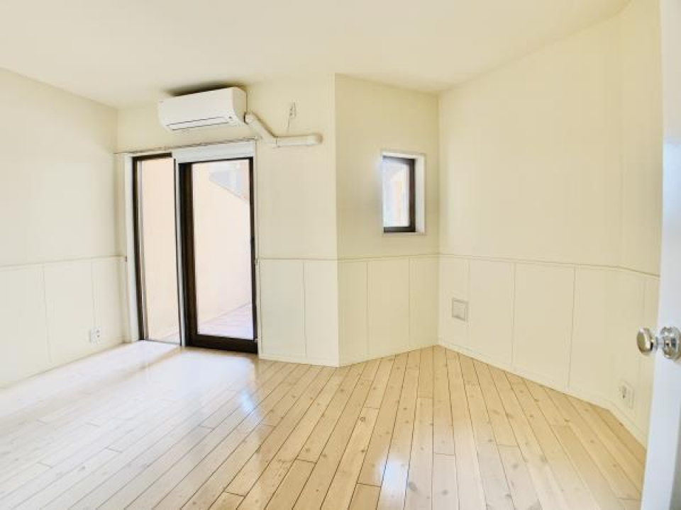 ちょっとした壁にも小窓があります。