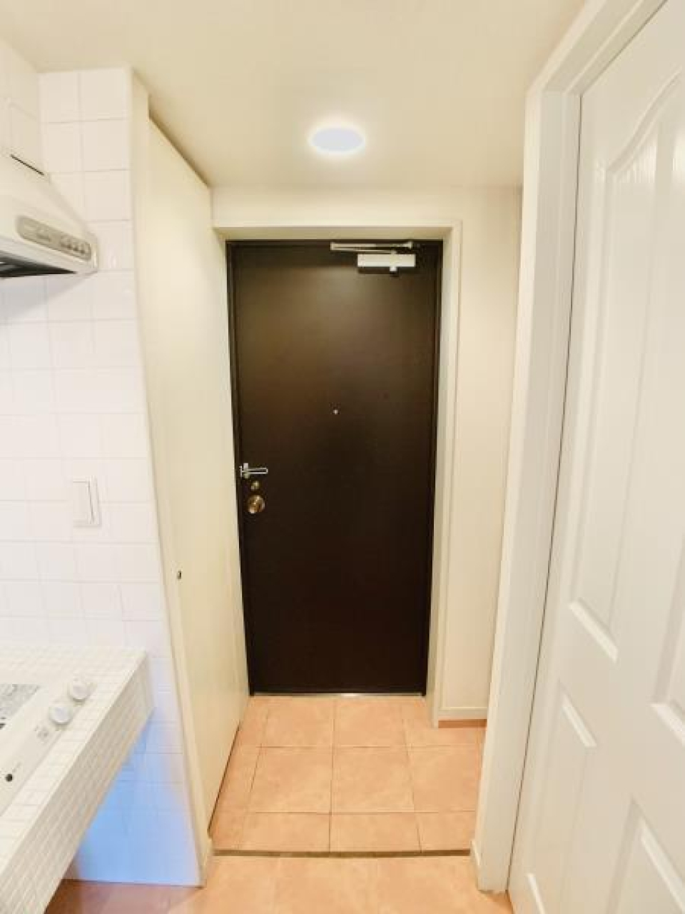 玄関周りもテラコッタ調のタイルで明るい！