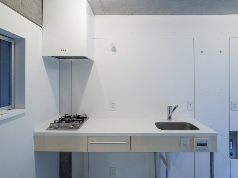 キッチンもシンプルで美しい&hellip;！作業スペースが広いのは嬉しいですね。