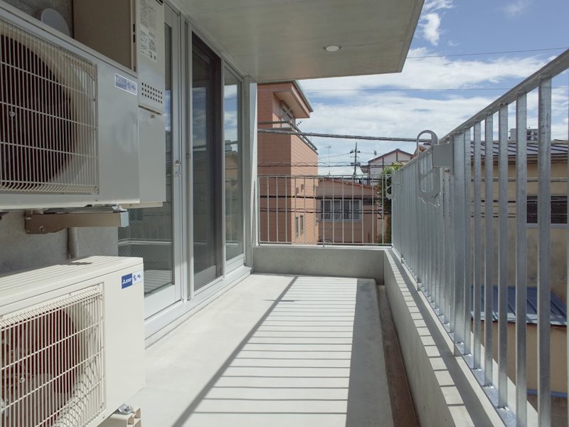 ベランダ側に玄関があります。