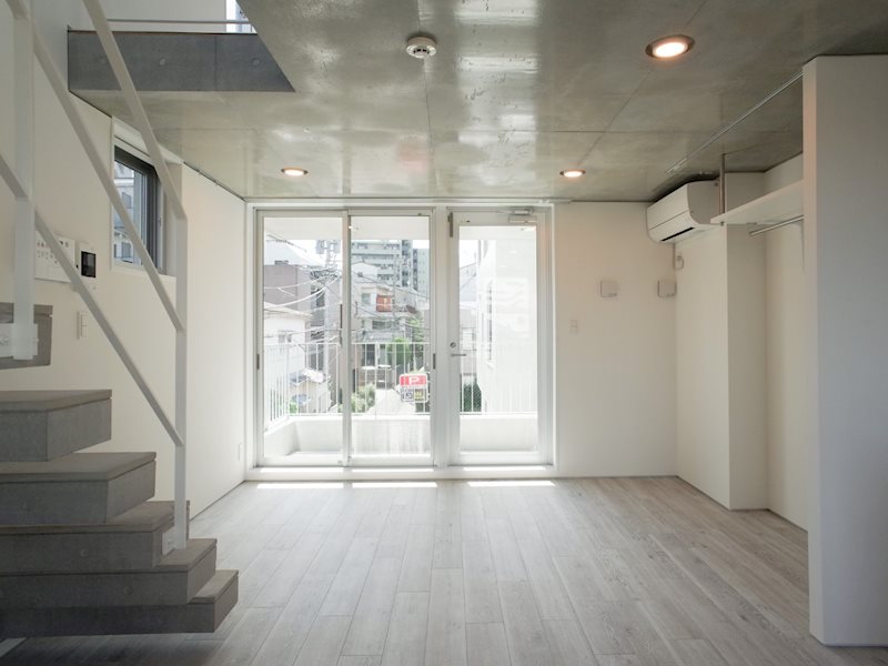 ホワイトがベースなので、コンクリのグレーも上品に調和しています。