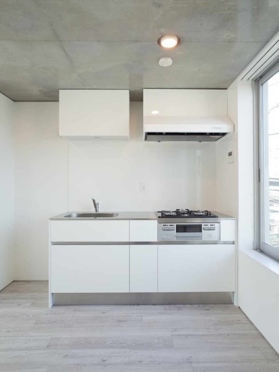 使い勝手の良さそうなキッチンもホワイトで統一されています。