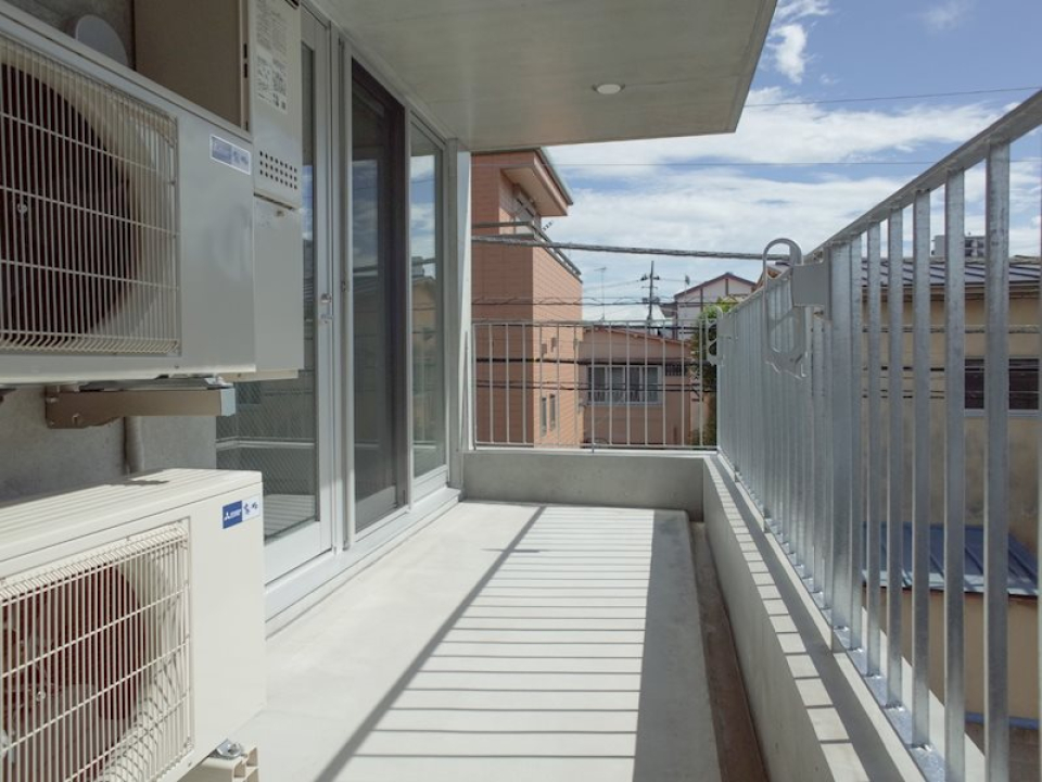 ベランダ側に玄関があります。