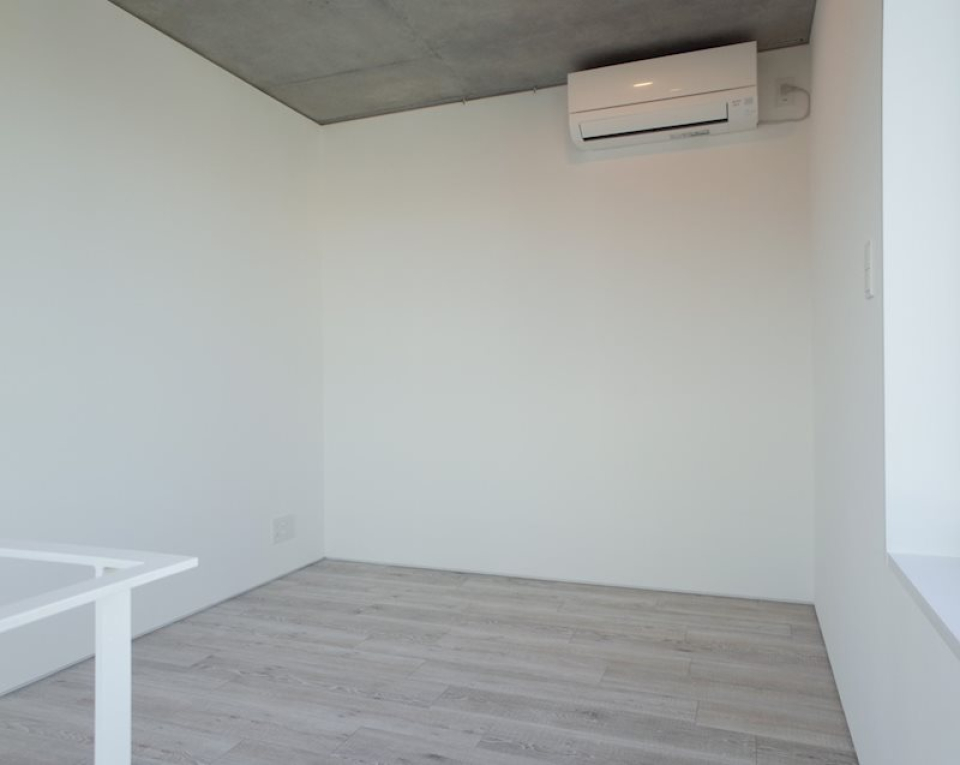 この壁に沿ってベッドを置こうかな。