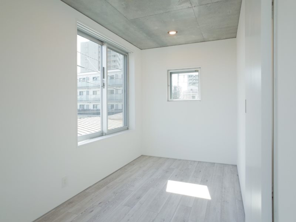 水回りのあるフロアには、小窓もちょこんとあって可愛い。