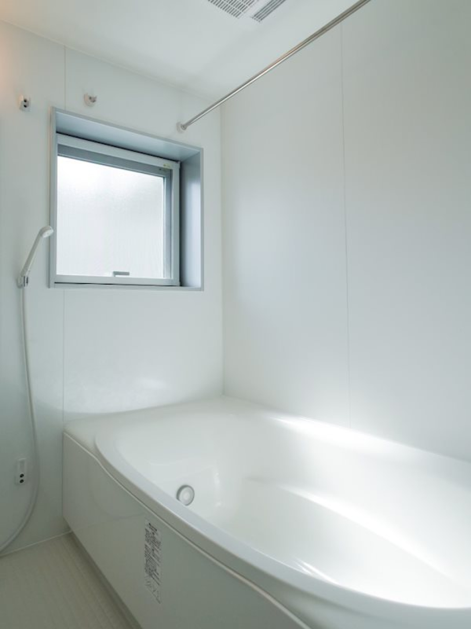 お風呂、広い…！窓から光が注ぐ明るい時間に長風呂したくなります。