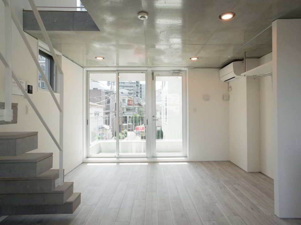 ホワイトがベースなので、コンクリのグレーも上品に調和しています。