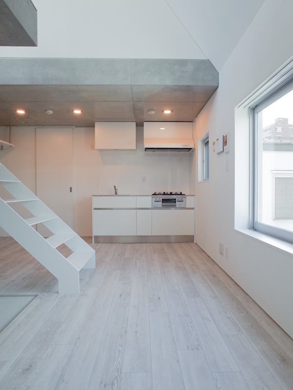 使い勝手の良さそうなキッチンも、白で統一されています。