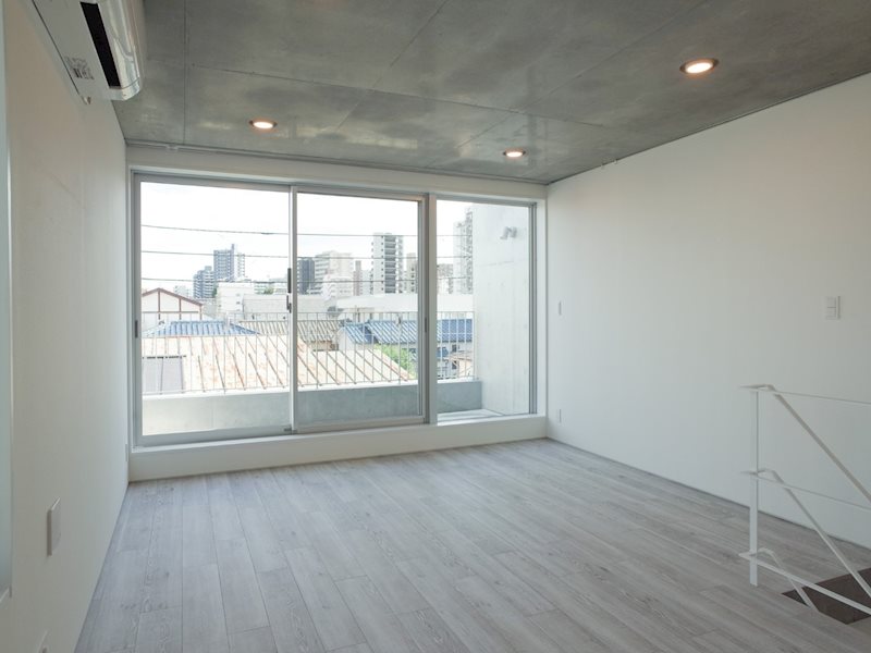 ベッドは左手の壁沿いに置くと収まりが良さそう。