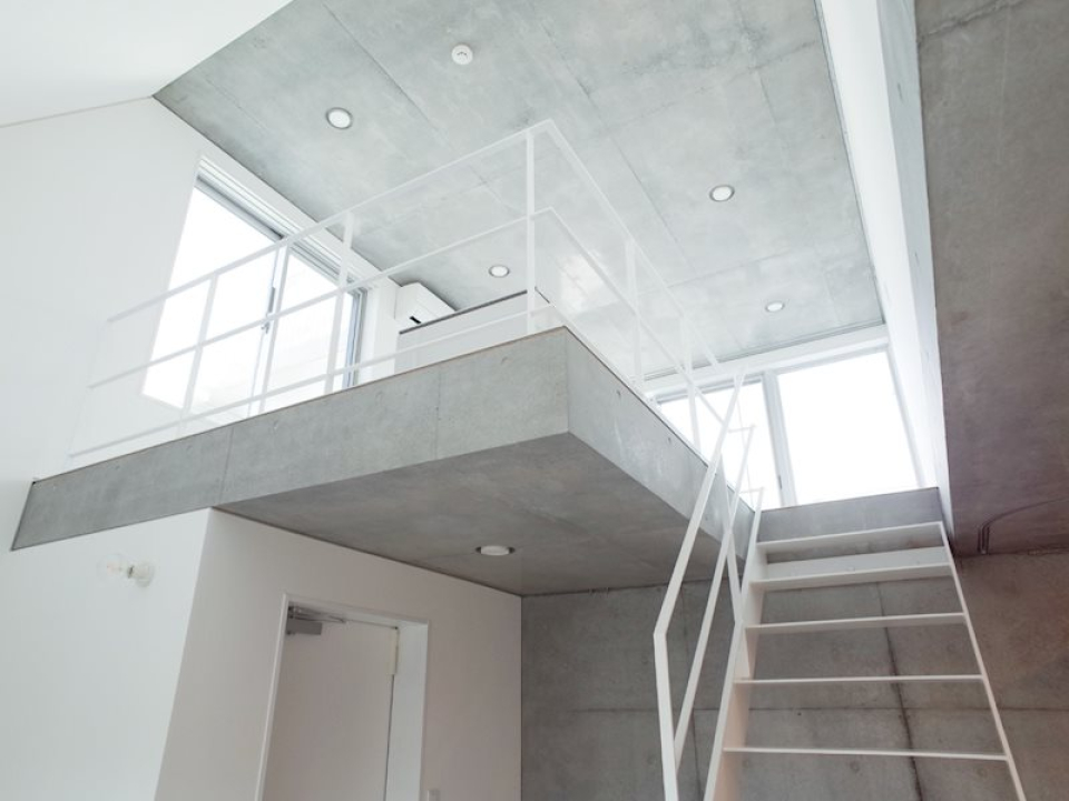 窓からの柔らかな光がお部屋を包み込みます。