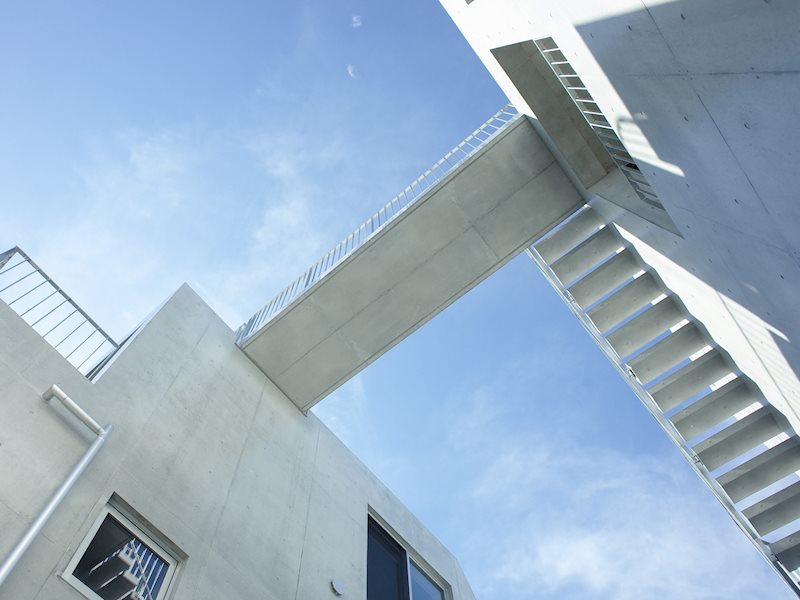 ふと見上げると、空に浮かんでいるような渡り廊下が！