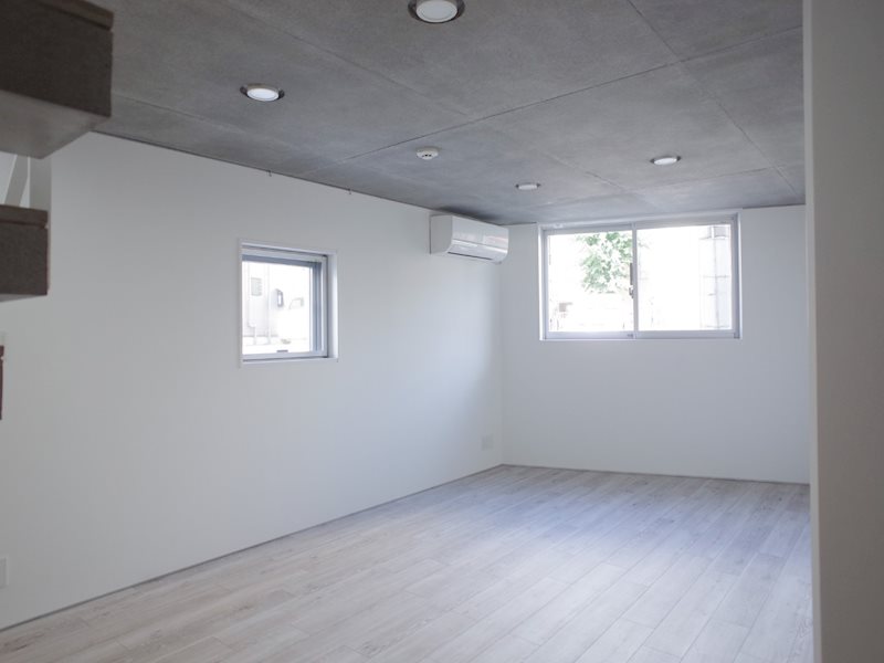 小さな窓がいくつもあるので、柔らかい光がお部屋に入ってきます。