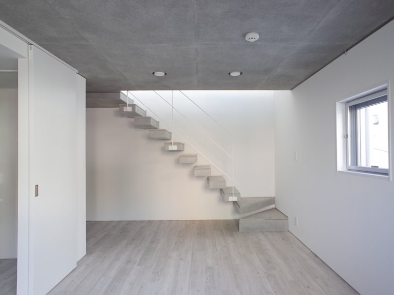 まるで宙に浮いているかのような階段がお出迎え。