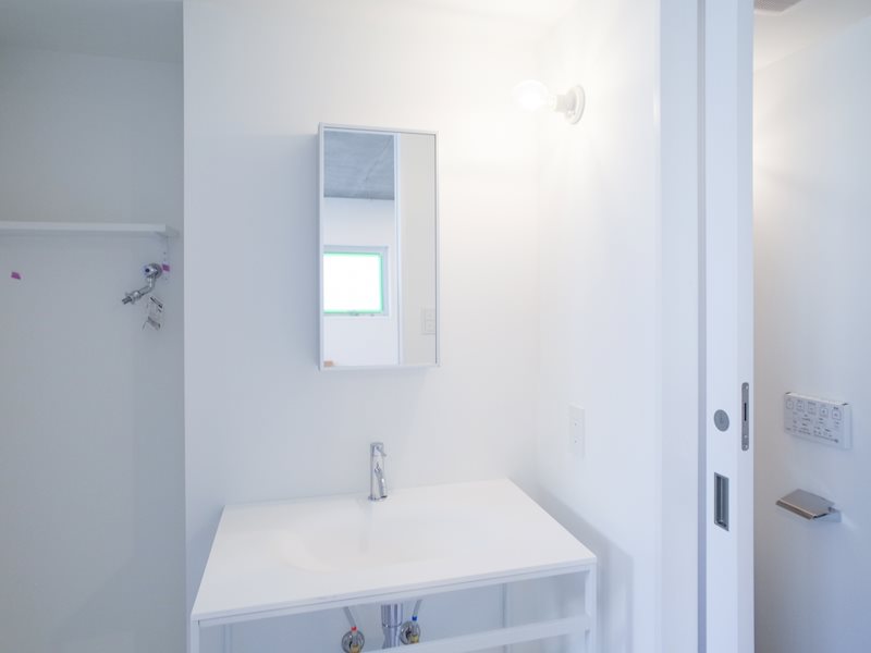 真っ白で統一されたパウダールーム。