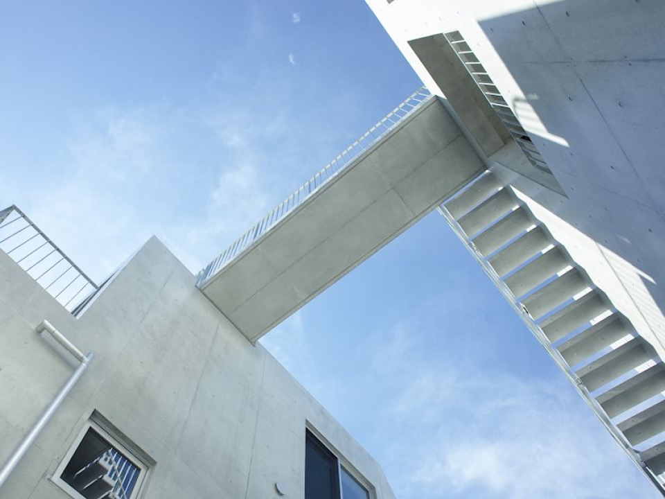 ふと見上げると、空に浮かんでいるような渡り廊下が！