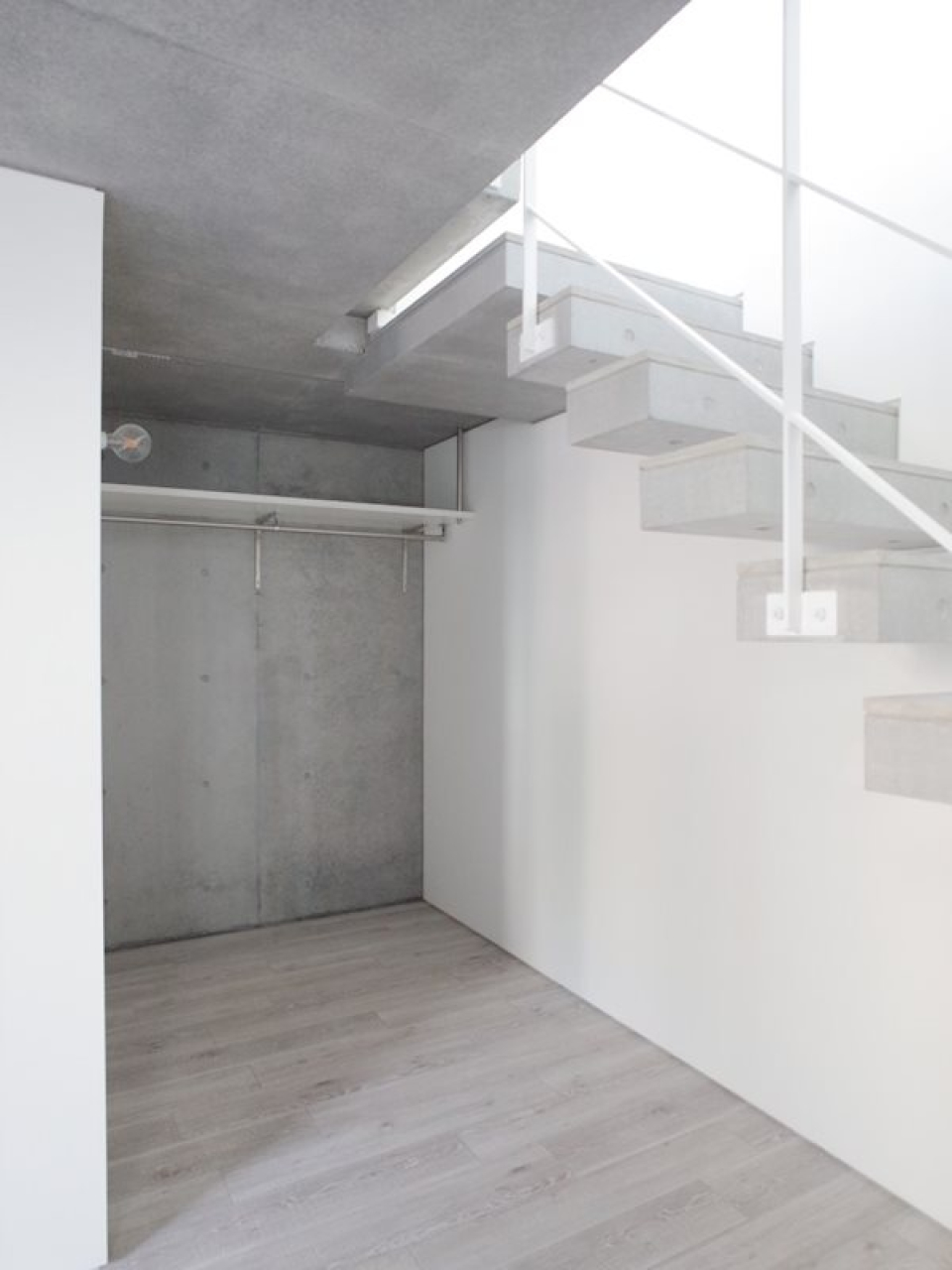 階段の脇は収納に。カーテンで目隠しも可能です。