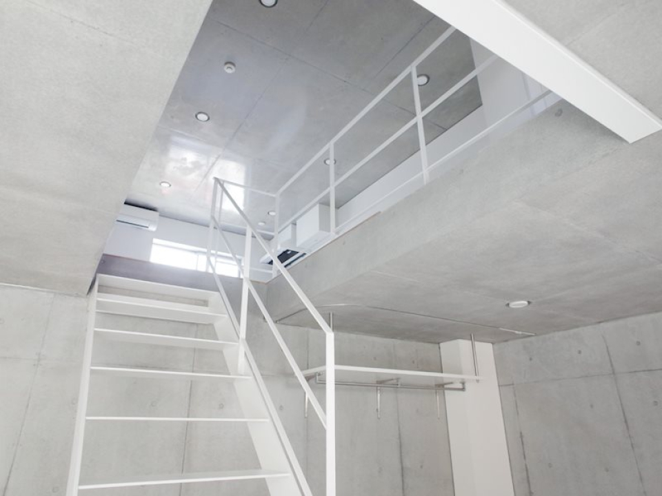 階段上を覗くと、吹き抜けみたいになっています。