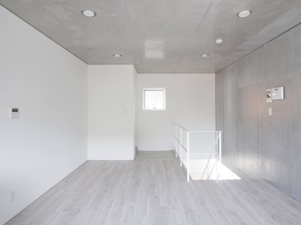 階段の左手にちょっと作業スペースを置いても良さそう。