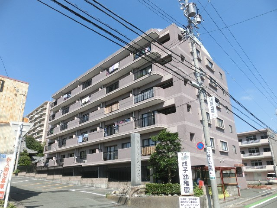 外観はどっしりと。お部屋は5階の角部屋です。