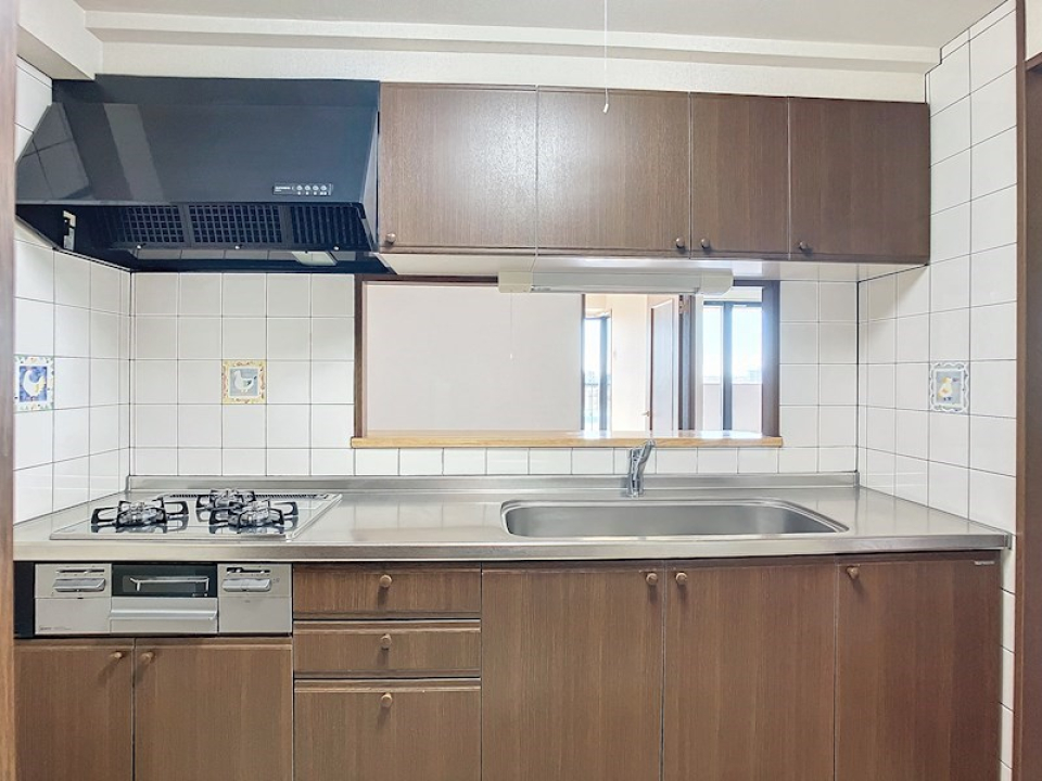 3口コンロ付きのシステムキッチン。