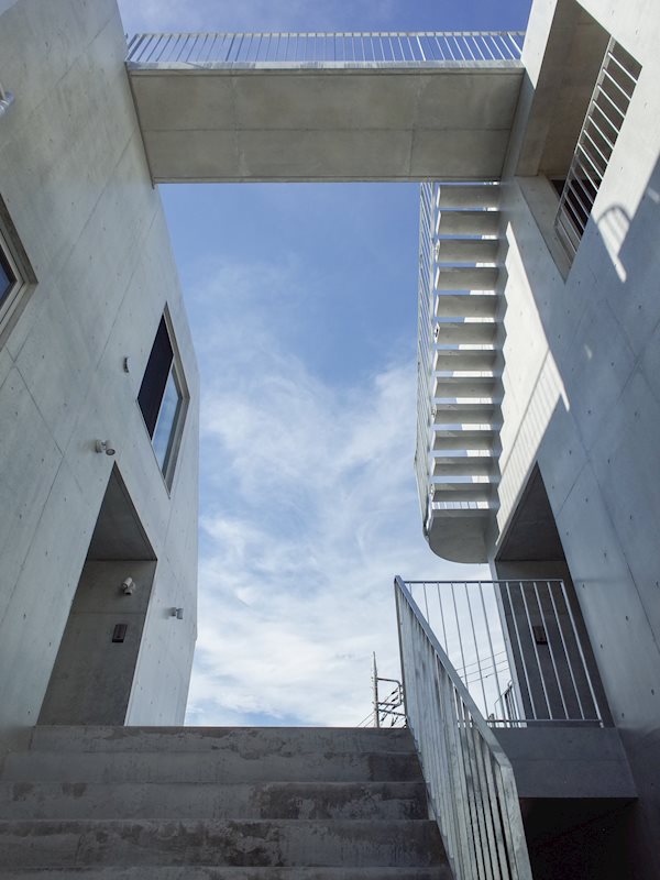 共用部をふと見上げると、空にかかる橋のようなものが&hellip;。