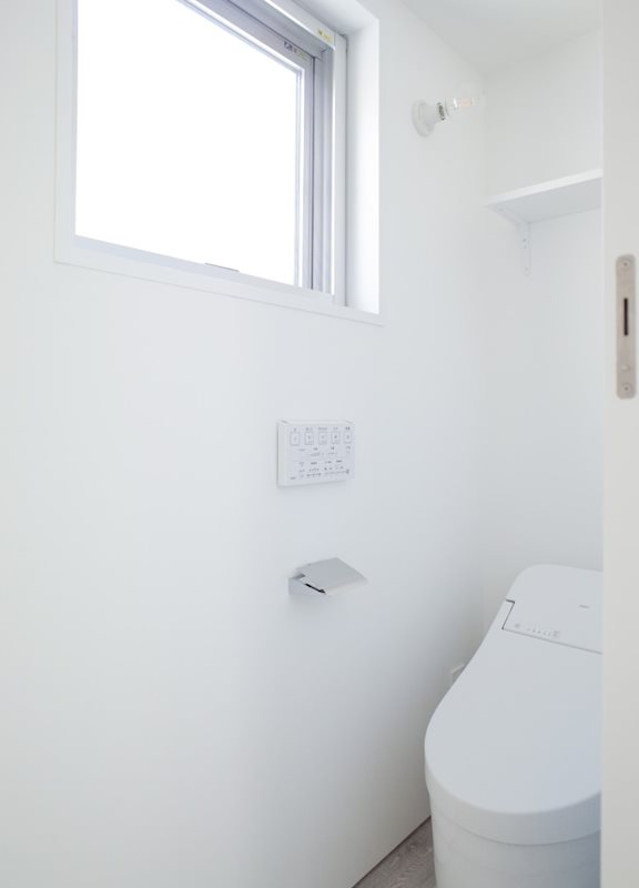 トイレにも小窓がついています。