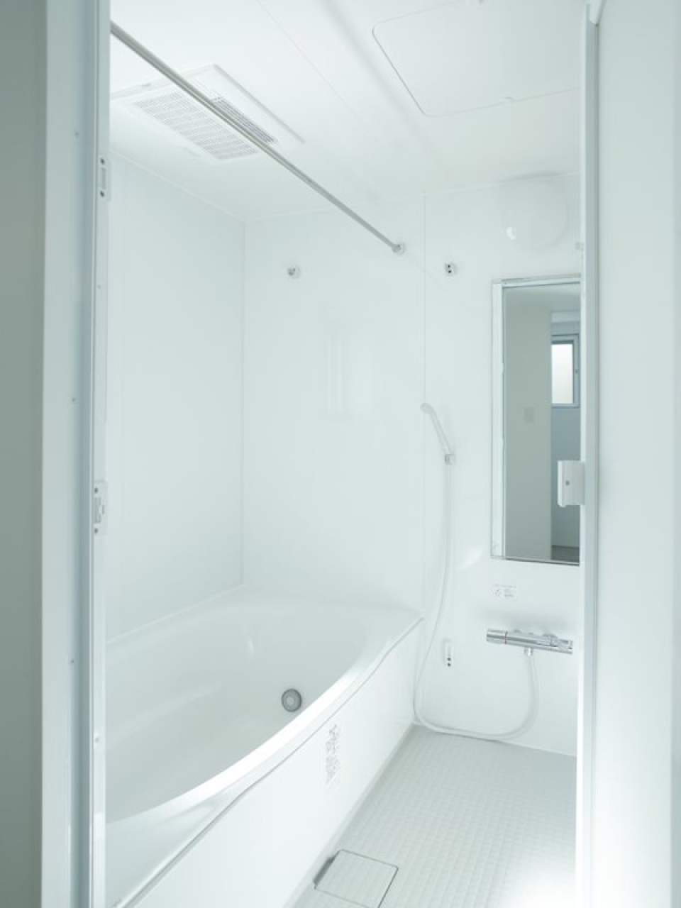 お風呂も美しい。光の入る朝風呂が気持ちよさそうですね。