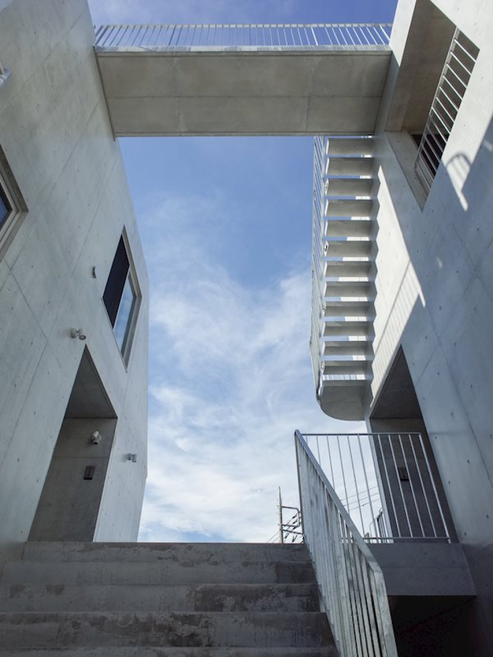 共用部をふと見上げると、空にかかる橋のようなものが…。