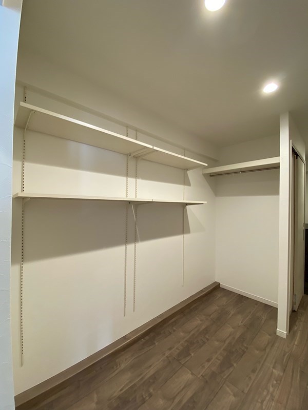 廊下にこーんなにワイドな収納が！