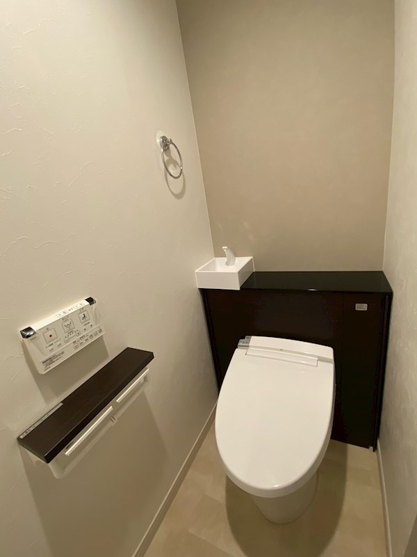 玄関そばにあるトイレはきれいな個室でした。