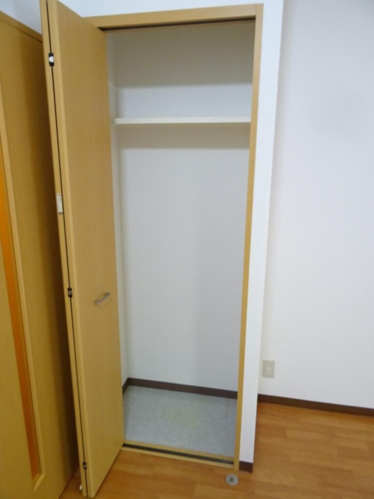 キッチン横の収納スペース。掃除機とかしまえそうですね。