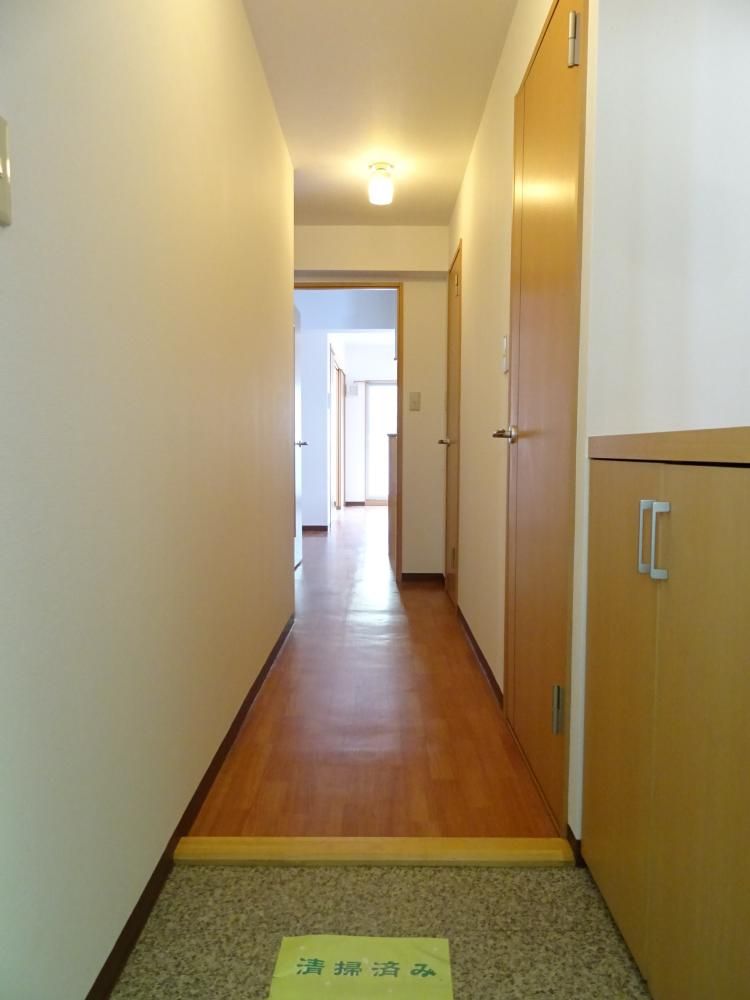 玄関まで光が届きます。