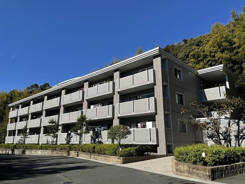 湖の近くに佇むマンション。