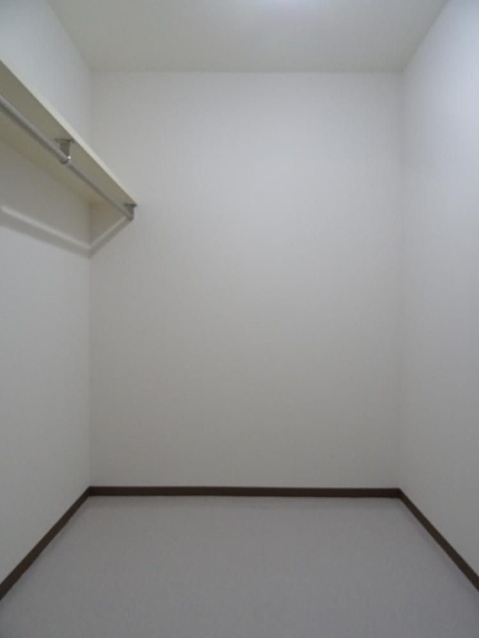 ウォークインクローゼットがります。