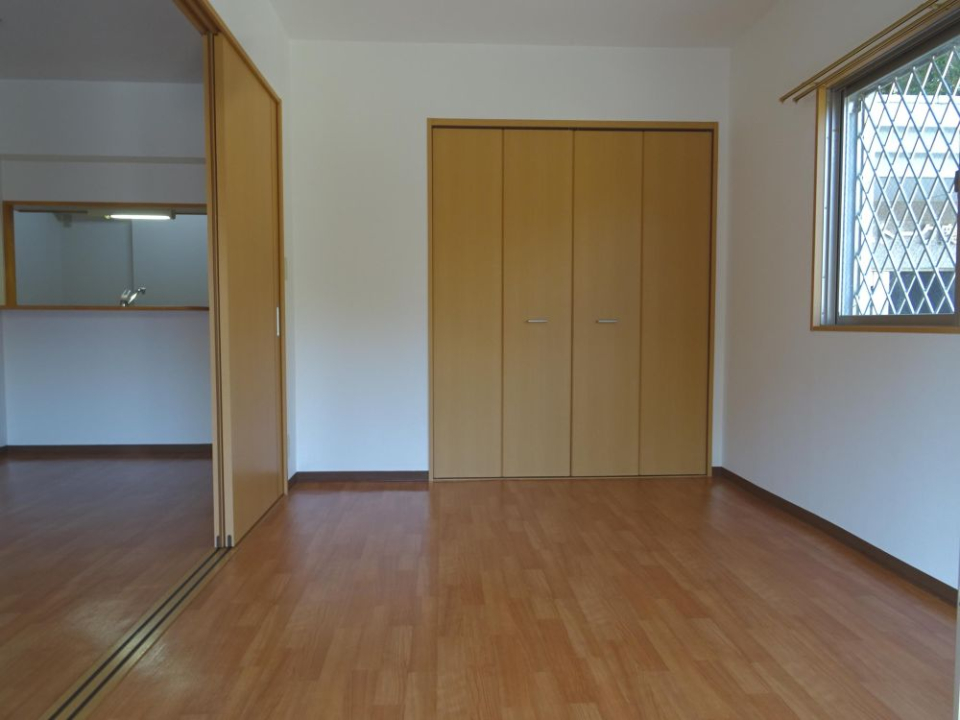 リビングの隣は6帖の洋室。