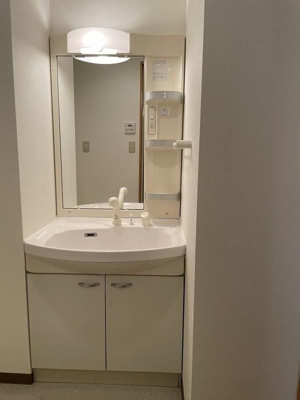 便利な独立洗面台。
