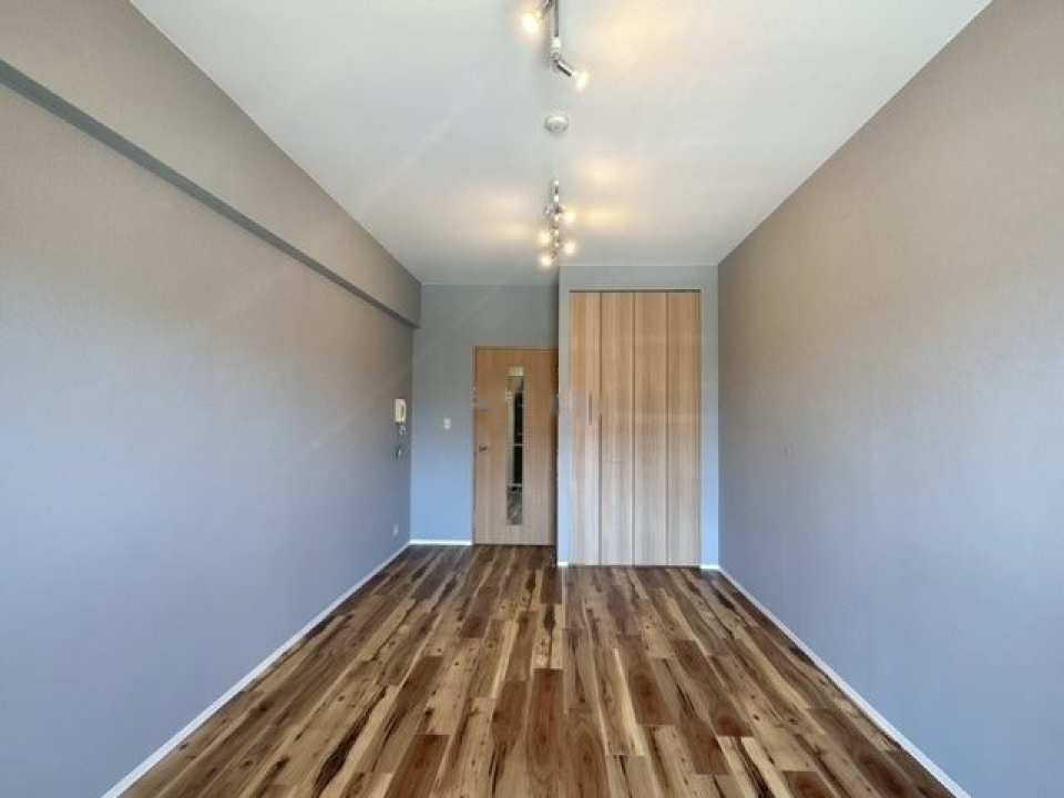 木目調の床材が、お部屋のインパクトを強めてくれています