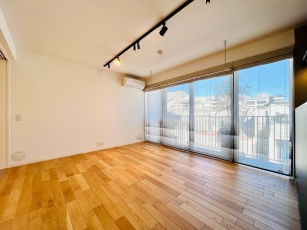 窓際にテーブルを置いて、明るい光の下で食事ができる贅沢&hellip;！