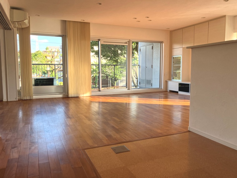 圧巻のLDK&hellip;！窓の向こうの木々がたまりません。