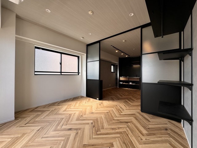 ブラックの締め色&times;ヘリンボーンの床のコラボがたまらないです。